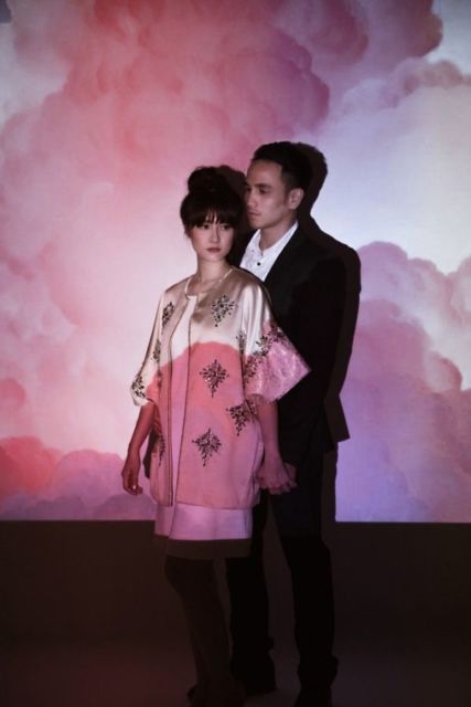 10 Ide Pre-wedding di Rumah dengan Konsep Proyeksi. Hasil Artistik Mirip Foto di Instalasi Seni!