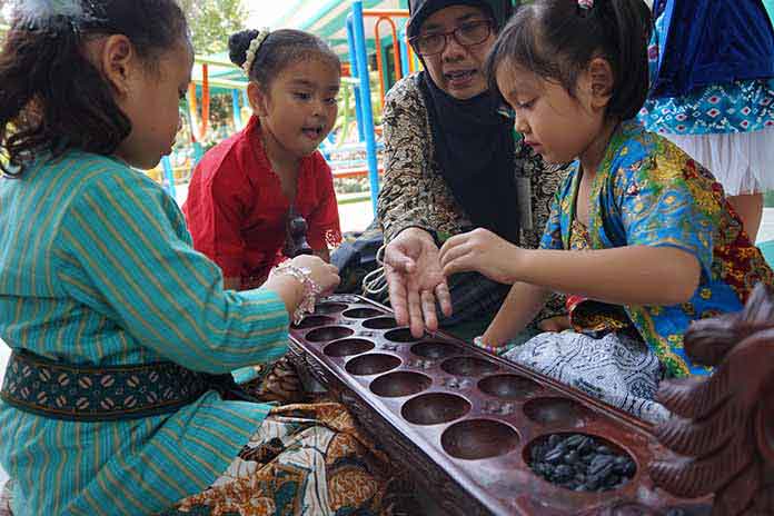 Menelusuri Jejak Congklak, Permainan Tradisional Populer di Jawa yang Ternyata Malah Bukan dari Jawa