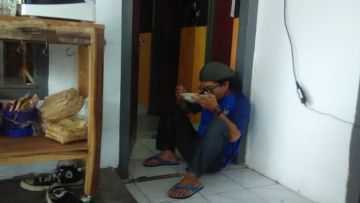 6 Kebiasaan Cara Kita Makan yang Dulu Sering Kena Tegur Emak. Siapa yang Suka Begini nih?