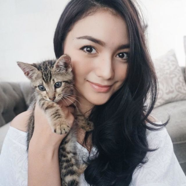 10 Artis yang Ternyata Bucing alias Budak Kucing. Sayang Banget sama Peliharaan Mereka yang Satu ini