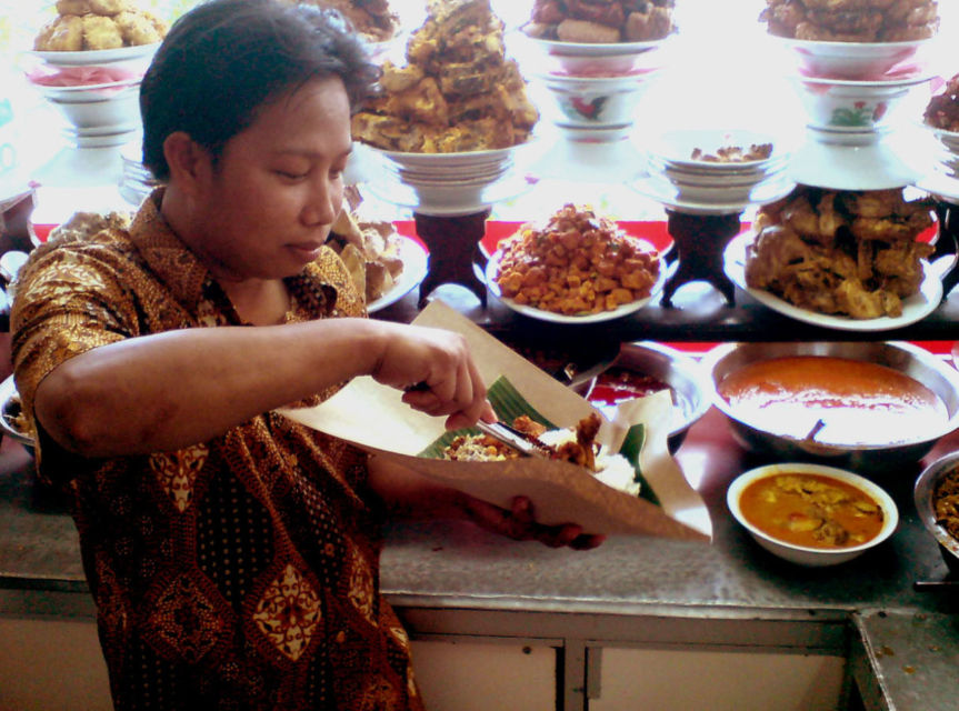 4 Alasan ini Bantu Jelaskan Kenapa Porsi Nasi Padang Lebih Banyak Kalau Dibungkus. Oh, Jadi Gitchu