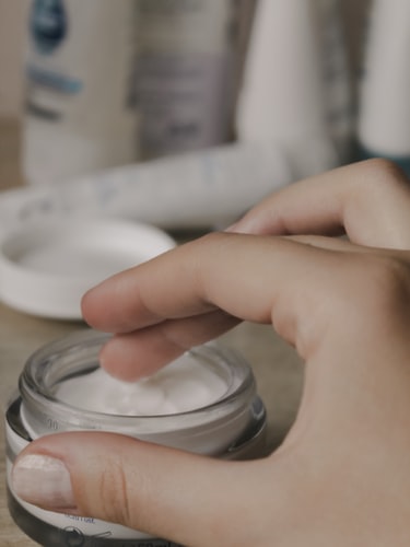 8 Produk Makeup yang Wajib Dimiliki Para Pemula. Aman dan Natural Buat Muka!