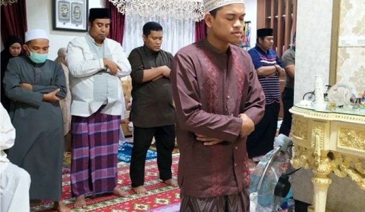 Jelang Lebaran, Pemerintah Imbau Masyarakat Untuk Salat Id di Rumah. Ini lo Hukum & Tata Caranya