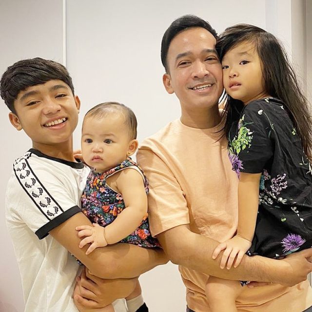 Meski Bukan Berstatus Saudara Kandung, Anak-Anak Artis ini Justru Sangat Dekat