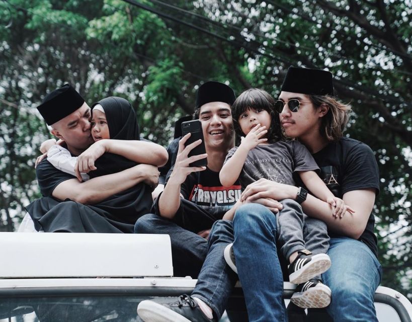 Meski Bukan Berstatus Saudara Kandung, Anak-Anak Artis ini Justru Sangat Dekat