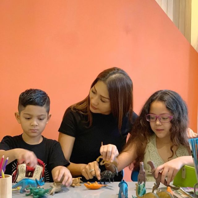 Meski Bukan Berstatus Saudara Kandung, Anak-Anak Artis ini Justru Sangat Dekat