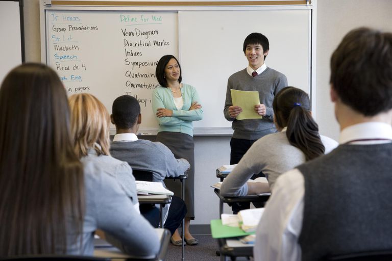 Nostalgia Pengalaman Maju ke Depan Kelas buat Ngerjain Soal. Momen Paling Menegangkan Saat Sekolah! 10 Nostalgia Pengalaman Maju ke Depan Kelas buat Ngerjain Soal. Momen Paling Menegangkan Saat Sekolah!