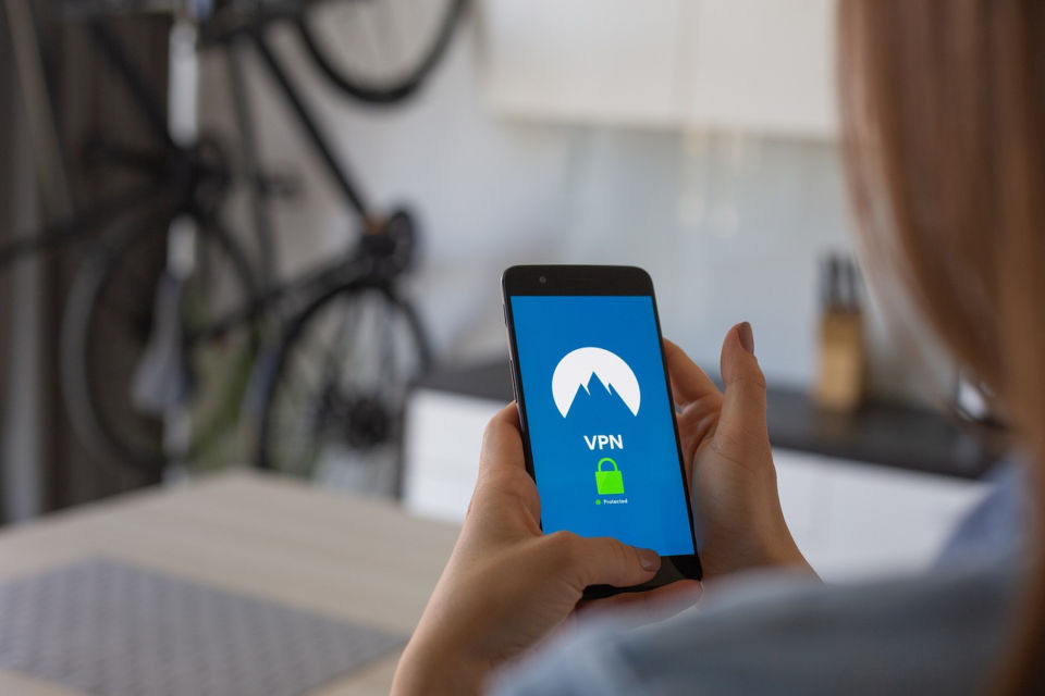 5 Cara Menggunakan VPN di HP Android, iPhone, dan Laptop. Bebas Berselancar, Gratis, dan Aman