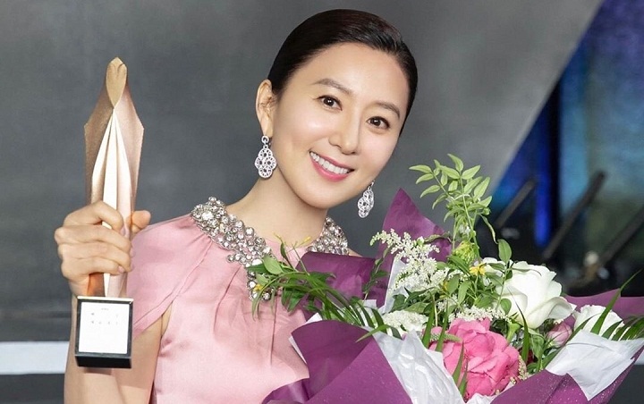 Berkat The World of The Married, Kim Hee-ae Menang Baeksang Arts Awards. Dipeluk Park Hae-joon! 5 Berkat The World of The Married, Kim Hee-ae Menang Baeksang Arts Awards. Dipeluk Park Hae-joon!