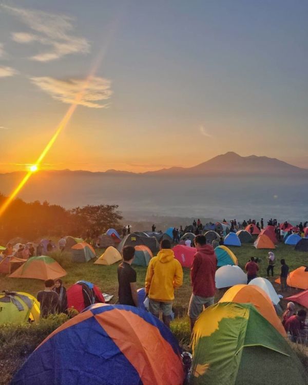 Di Tengah PSBB, Ratusan Pendaki Membanjiri Bukit Alas Bandawasa di Bogor Tanpa Social Distancing!