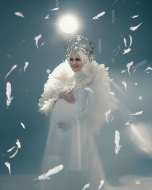 11 Foto Maternity ala Cut Meyriska-Roger Danuarta. Mirip Bidadari Turun ke Bumi sama Suami!