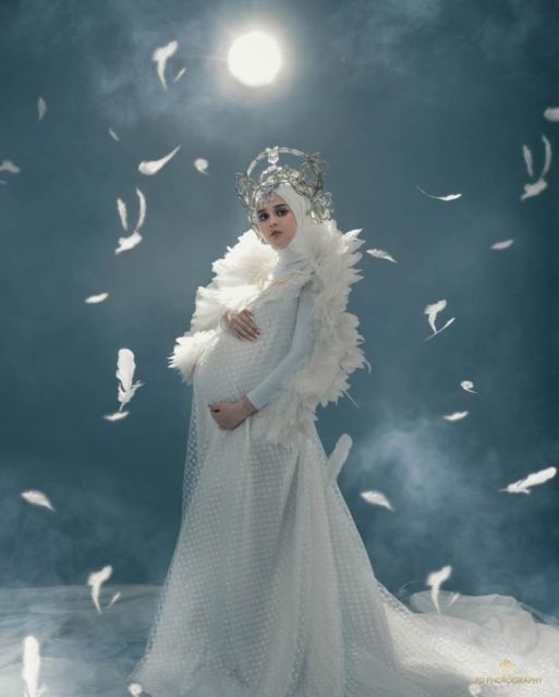 11 Foto Maternity ala Cut Meyriska-Roger Danuarta. Mirip Bidadari Turun ke Bumi sama Suami!