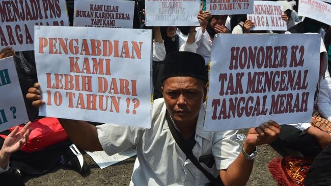 Ini Aturan Baru Gaji Guru Honorer yang Dikeluarkan Nadiem Makarim. Ada 3 Syaratnya!