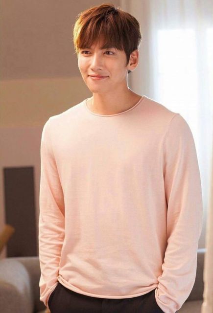 Bikin Meleleh, Ini Potret Ji Chang Wook Saat Pakai Kaus. Santai dan Cool Abis!