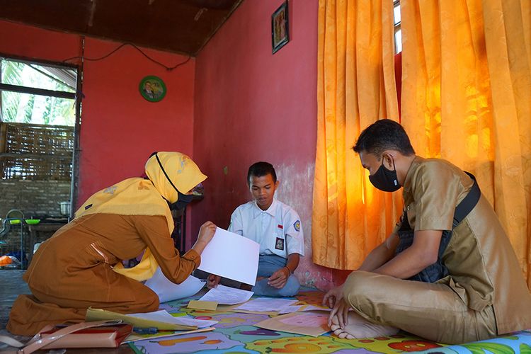 Ini Aturan Baru Gaji Guru Honorer yang Dikeluarkan Nadiem Makarim. Ada 3 Syaratnya!