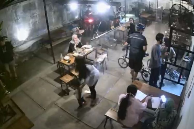 Heboh Rombongan Pesepeda Masuk Cafe Sembari Menaiki Sepedanya. Akhirnya Mereka Minta Maaf