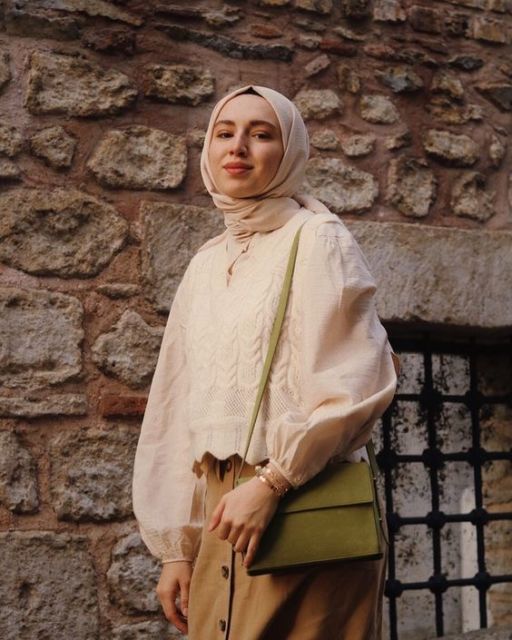 Patut Dicontoh, Ini 8 Ide Memadukan Tas Selempang Ala Hijabers Buat Jalan Sampai Ngantor!