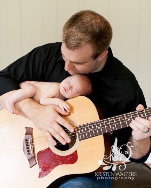 Unik dan Terlihat 'Mesra', Ini 10 Ide Newborn Photoshoot Bareng Ayah. Kudu Coba!