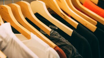 4 Alasan Orang Selalu Terlihat Pakai Baju yang Itu-Itu Aja. Bukan Berarti Dia Cuma Punya Satu, Ya!