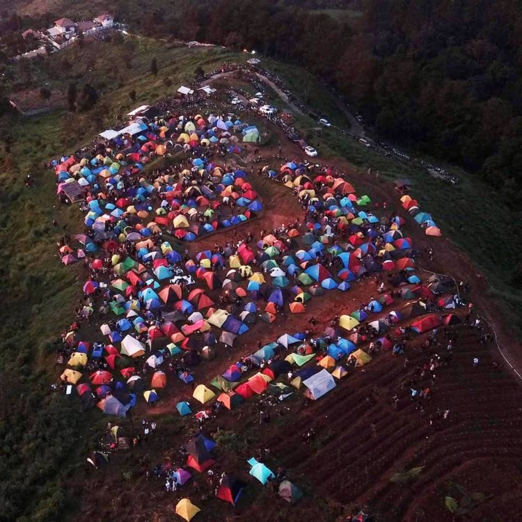 Di Tengah PSBB, Ratusan Pendaki Membanjiri Bukit Alas Bandawasa di Bogor Tanpa Social Distancing!