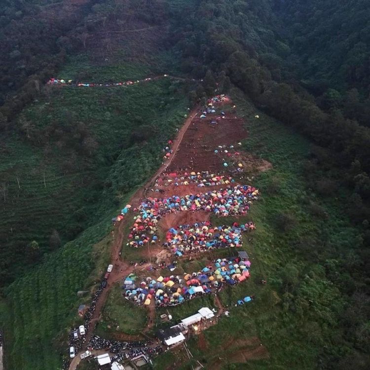 Di Tengah PSBB, Ratusan Pendaki Membanjiri Bukit Alas Bandawasa di Bogor Tanpa Social Distancing!