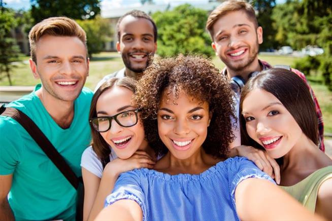 Apple Kantongi Hak Paten Software Untuk Selfie Bareng Virtual. Terpisah Jarak, Bukan Halangan