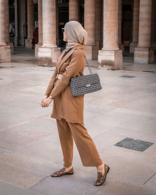 Patut Dicontoh, Ini 8 Ide Memadukan Tas Selempang Ala Hijabers Buat Jalan Sampai Ngantor!