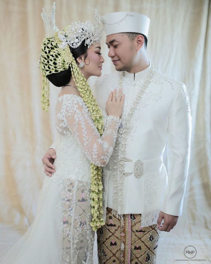 Resmi Menikah Secara Negara Hari ini, Zaskia Gotik Umumkan Kehamilan Sekaligus. Selamat!