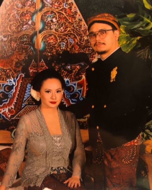 10 Artis Cowok yang Punya Istri Lebih Tua. Pernikahannya Tetap Bahagia!