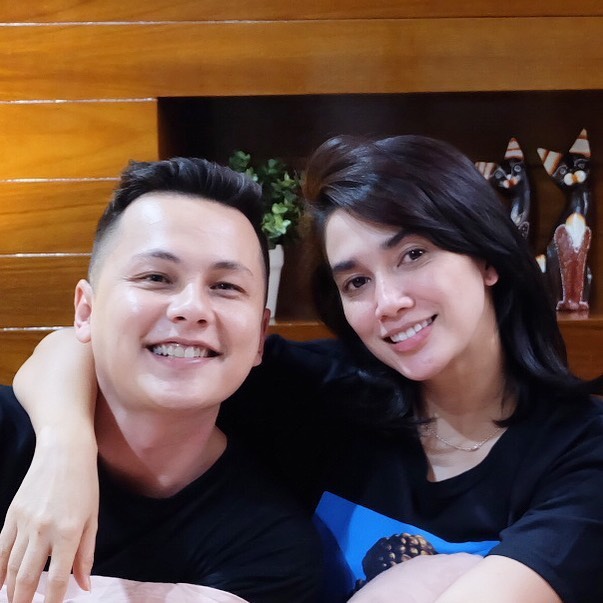 10 Artis Cowok yang Punya Istri Lebih Tua. Pernikahannya Tetap Bahagia!