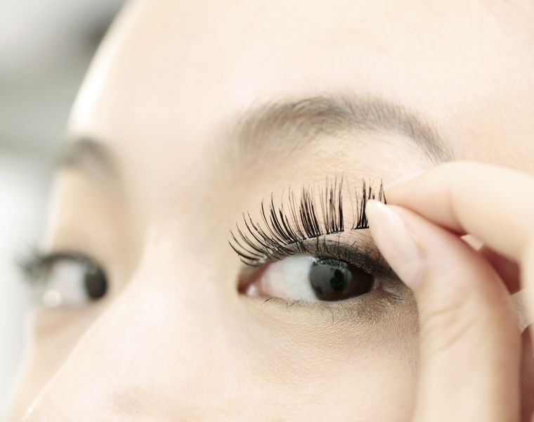 Meski Sedang Tren, Ini 5 Produk Makeup yang Harus Dihindari Biar Kamu Nggak Terlihat Tua! 11 Meski Sedang Tren, Ini 5 Produk Makeup yang Harus Dihindari Biar Kamu Nggak Terlihat Tua!