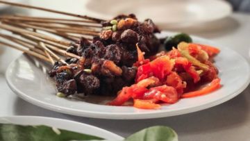 Nggak Cuma Nasi Jamblang dan Tahu Gejrot, 5 Kuliner Sate Ini Wajib Kamu Cobain Kalau Lagi Mampir ke Cirebon