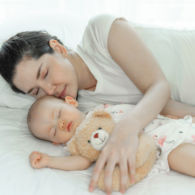 Ketahui Plus-Minus Tidur Seranjang Bersama Anak. Pahami Juga dari Sisi Medisnya!