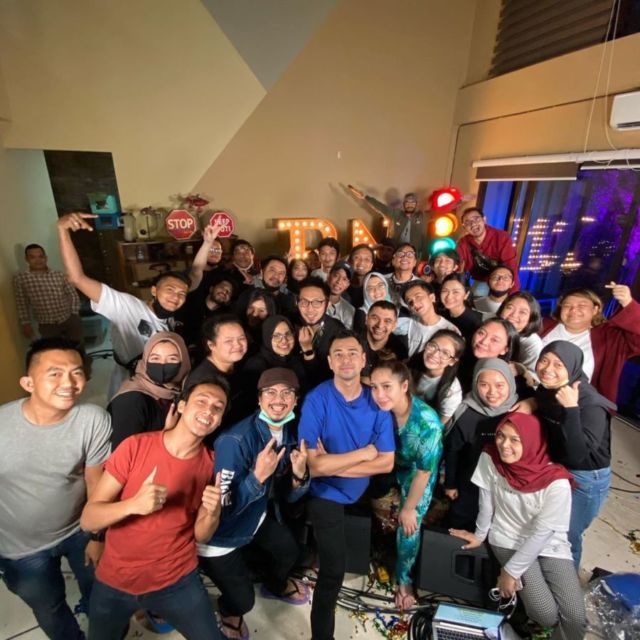 Channel YouTube Raffi Ahmad dan Nagita Slavina mendapat 2 Rekor Muri Sekaligus. Karena Live Streaming 30 Jam Non Stop