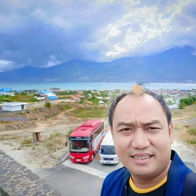 Udah Jadi Ciri Khas, 9 Sosok ini Punya Model Rambut yang Selalu Sama. Konsisten Banget!