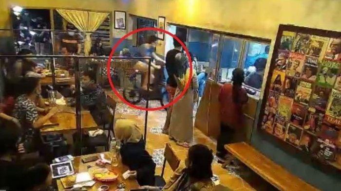 Heboh Rombongan Pesepeda Masuk Cafe Sembari Menaiki Sepedanya. Akhirnya Mereka Minta Maaf 5 Heboh Rombongan Pesepeda Masuk Cafe Sembari Menaiki Sepedanya. Akhirnya Mereka Minta Maaf