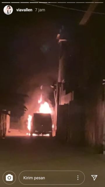 Mobil Mewah Dibakar Orang Tak Dikenal, Rumah Via Vallen Nyaris Habis Dilalap Api 7 Mobil Mewah Dibakar Orang Tak Dikenal, Rumah Via Vallen Nyaris Habis Dilalap Api
