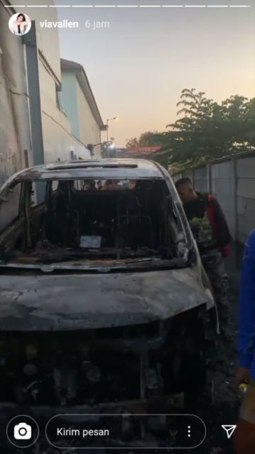 Mobil Mewah Dibakar Orang Tak Dikenal, Rumah Via Vallen Nyaris Habis Dilalap Api 8 Mobil Mewah Dibakar Orang Tak Dikenal, Rumah Via Vallen Nyaris Habis Dilalap Api