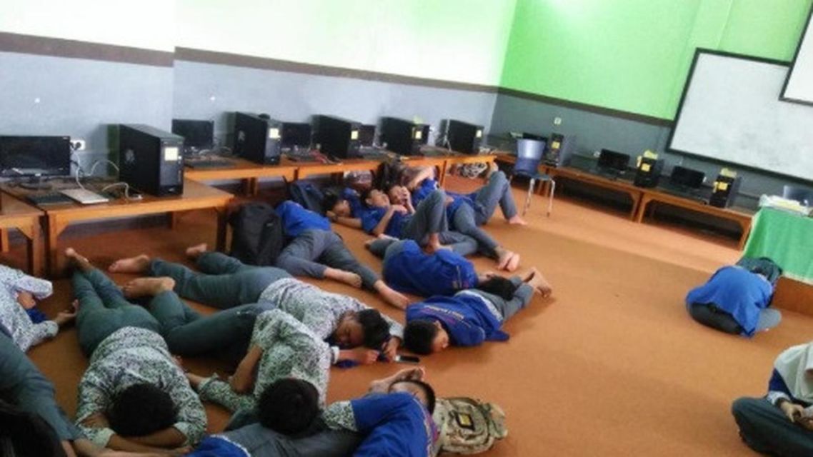 11 Potret Kocak Murid Tertangkap Basah Sedang Tidur di Kelas. Kesabaran Guru Bisa Dilihat dari Sini 25 11 Potret Kocak Murid Tertangkap Basah Sedang Tidur di Kelas. Kesabaran Guru Bisa Dilihat dari Sini