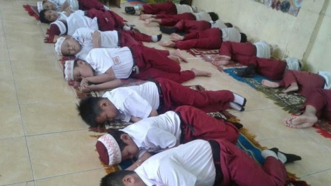 11 Potret Kocak Murid Tertangkap Basah Sedang Tidur di Kelas. Kesabaran Guru Bisa Dilihat dari Sini 26 11 Potret Kocak Murid Tertangkap Basah Sedang Tidur di Kelas. Kesabaran Guru Bisa Dilihat dari Sini