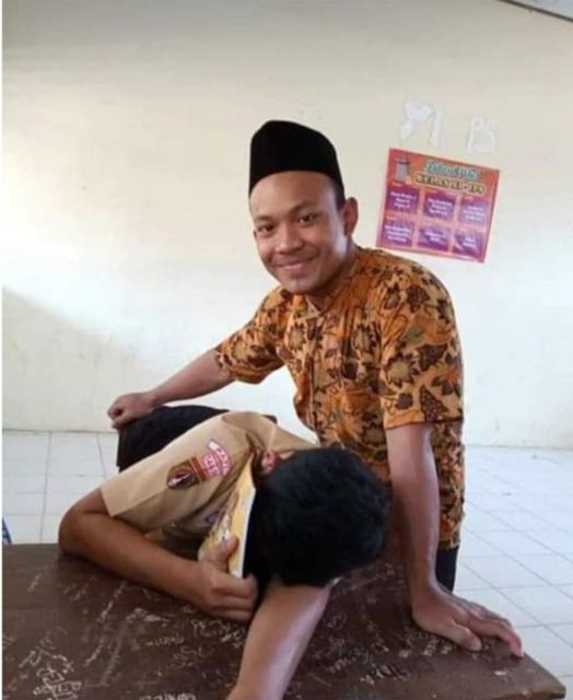 11 Potret Kocak Murid Tertangkap Basah Sedang Tidur di Kelas. Kesabaran Guru Bisa Dilihat dari Sini 22 11 Potret Kocak Murid Tertangkap Basah Sedang Tidur di Kelas. Kesabaran Guru Bisa Dilihat dari Sini