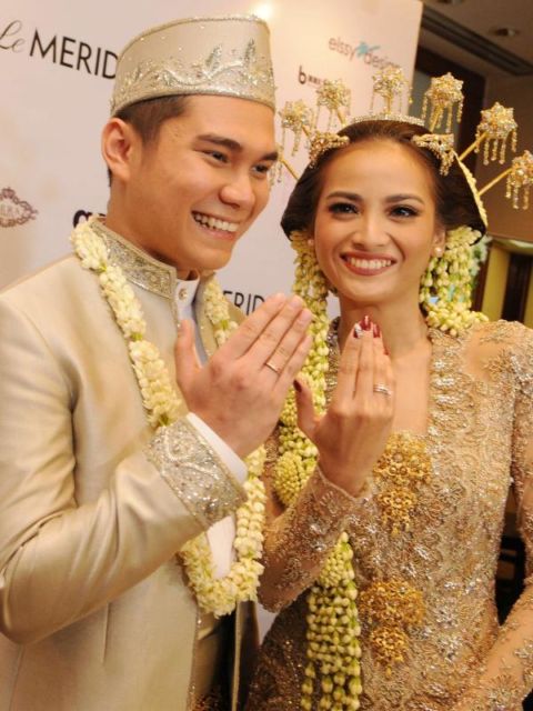 9 Artis yang Menikah dengan Teman Sendiri. Jodoh Bisa Sedekat itu