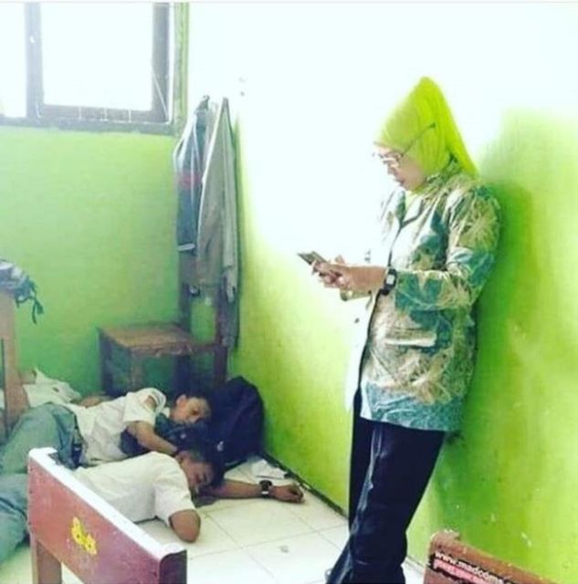 11 Potret Kocak Murid Tertangkap Basah Sedang Tidur di Kelas. Kesabaran Guru Bisa Dilihat dari Sini 23 11 Potret Kocak Murid Tertangkap Basah Sedang Tidur di Kelas. Kesabaran Guru Bisa Dilihat dari Sini