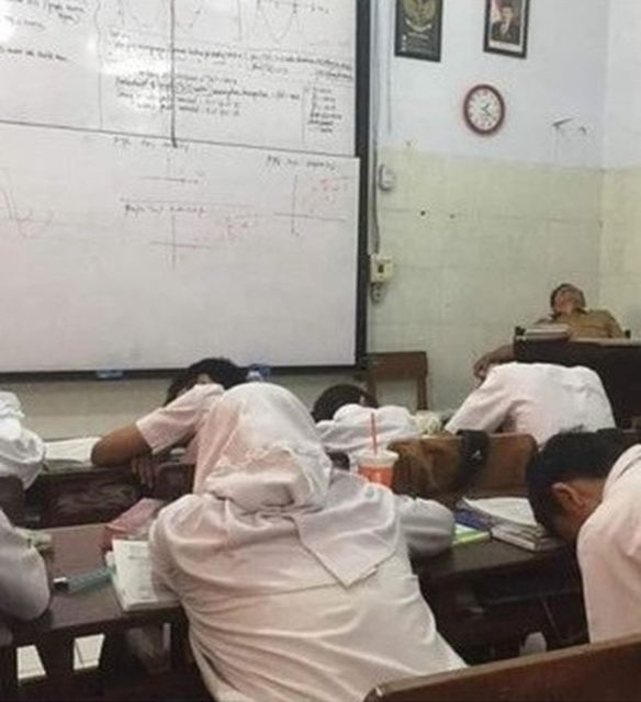 11 Potret Kocak Murid Tertangkap Basah Sedang Tidur di Kelas. Kesabaran Guru Bisa Dilihat dari Sini 27 11 Potret Kocak Murid Tertangkap Basah Sedang Tidur di Kelas. Kesabaran Guru Bisa Dilihat dari Sini