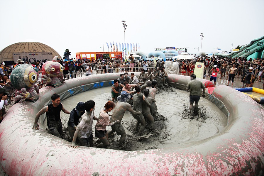 Mengenal Festival Lumpur Korea Selatan, Ternyata Awalnya untuk Promosi Produk Kosmetik. Unik Banget!
