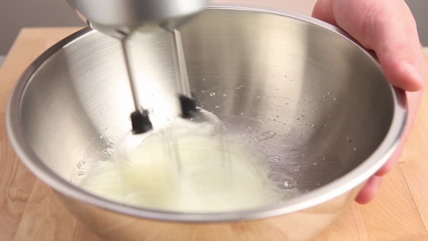 Fungsi Putih Telur pada Adonan Kue dan Trik Mengocoknya. Tekstur Lebih Kering dan Mengembang 