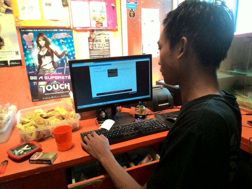 Di Masa Keemasan Kerajaan Warnet, Kejadian-Kejadian Konyol ini Pasti Sering Banget Terjadi. Seru!