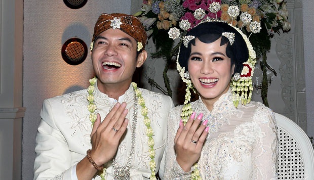 9 Artis yang Menikah dengan Teman Sendiri. Jodoh Bisa Sedekat itu