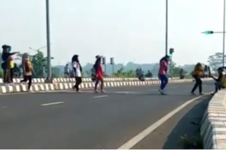Lagi, 7 Ibu-Ibu Kedapatan Bikin Konten TikTok di Tengah Jalan Tol Pekalongan. Kebelet Viral, Bu?