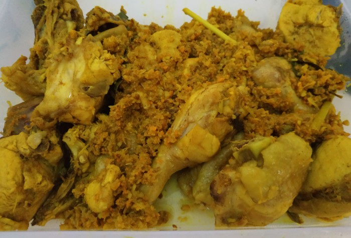 8 Resep Ayam Goreng dari Bumbu Lengkuas Sampai Kecap Pedas. Racikan Ungkepnya Beda Semua